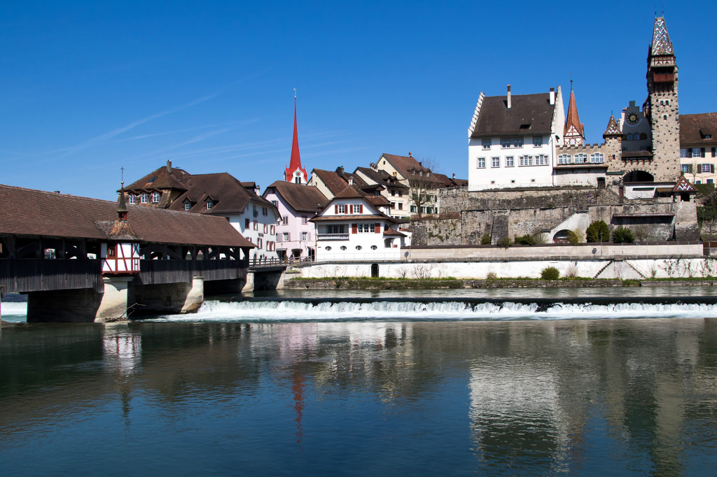 Speziell sehenswert präsentiert sich der Blick vom gegenüberliegenden Ufer auf die Reussfront der Oberstadt. Der Muri-Amthof aus dem 15. Jahrhundert, darunter die traditionell nachgebaute Reussbrücke