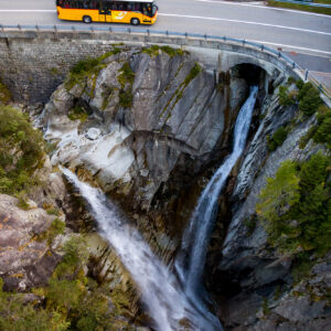 ...mit sehr guten Ausblicken, auf Wasserfall und Postauto!