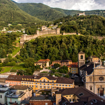 Postkartenansicht von Bellinzona mit Castello di Montebello und der Kirche Collegiata