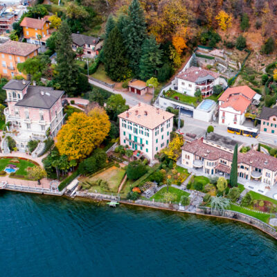 Dank der Drohne kann ich doch noch zeigen, welch feudale Anwesen das Postauto am Lago di Lugano so passiert