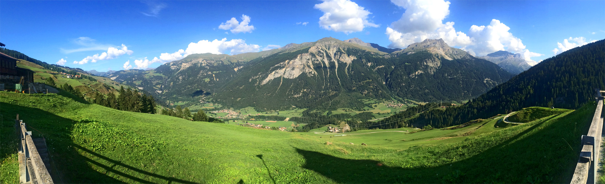 Lohn der langen Bergfahrt: Das prächtige Panorama übers Schams!