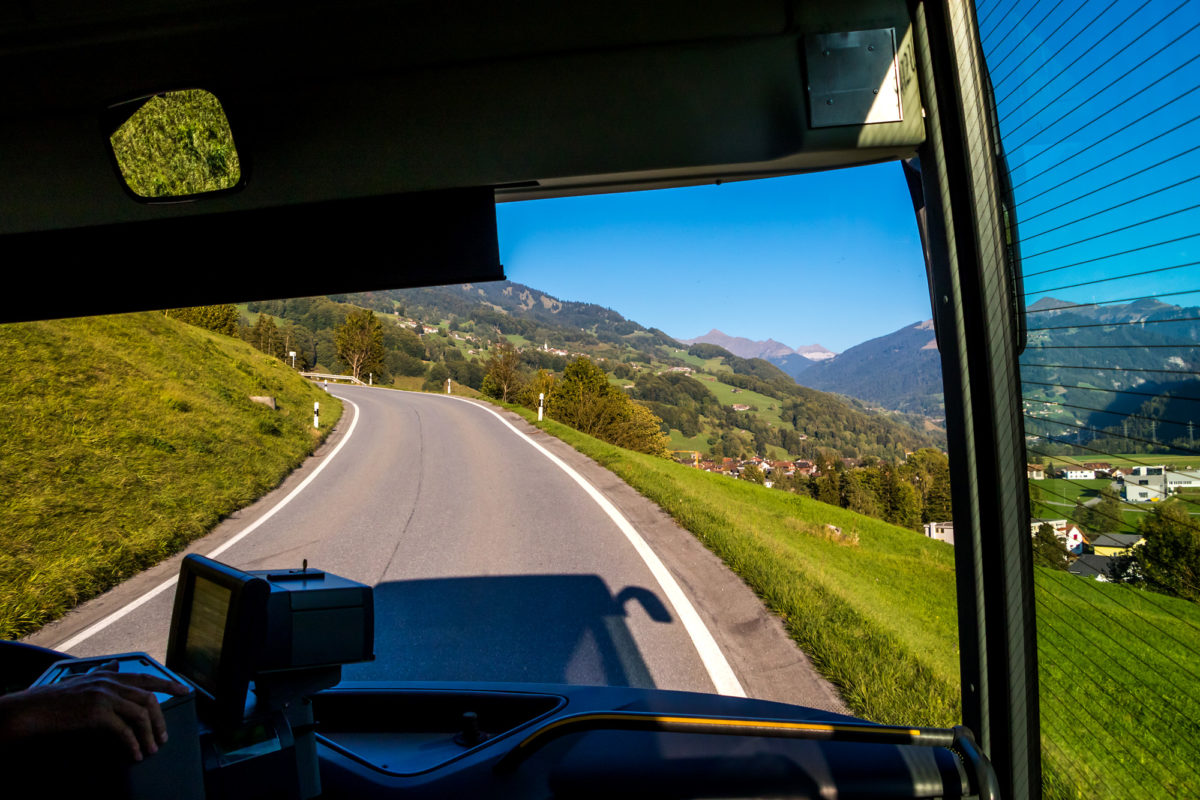 Bergfahrt von Grüsch nach Seewis - mal wieder mit einem Standardbus: Einem Setra 412UL