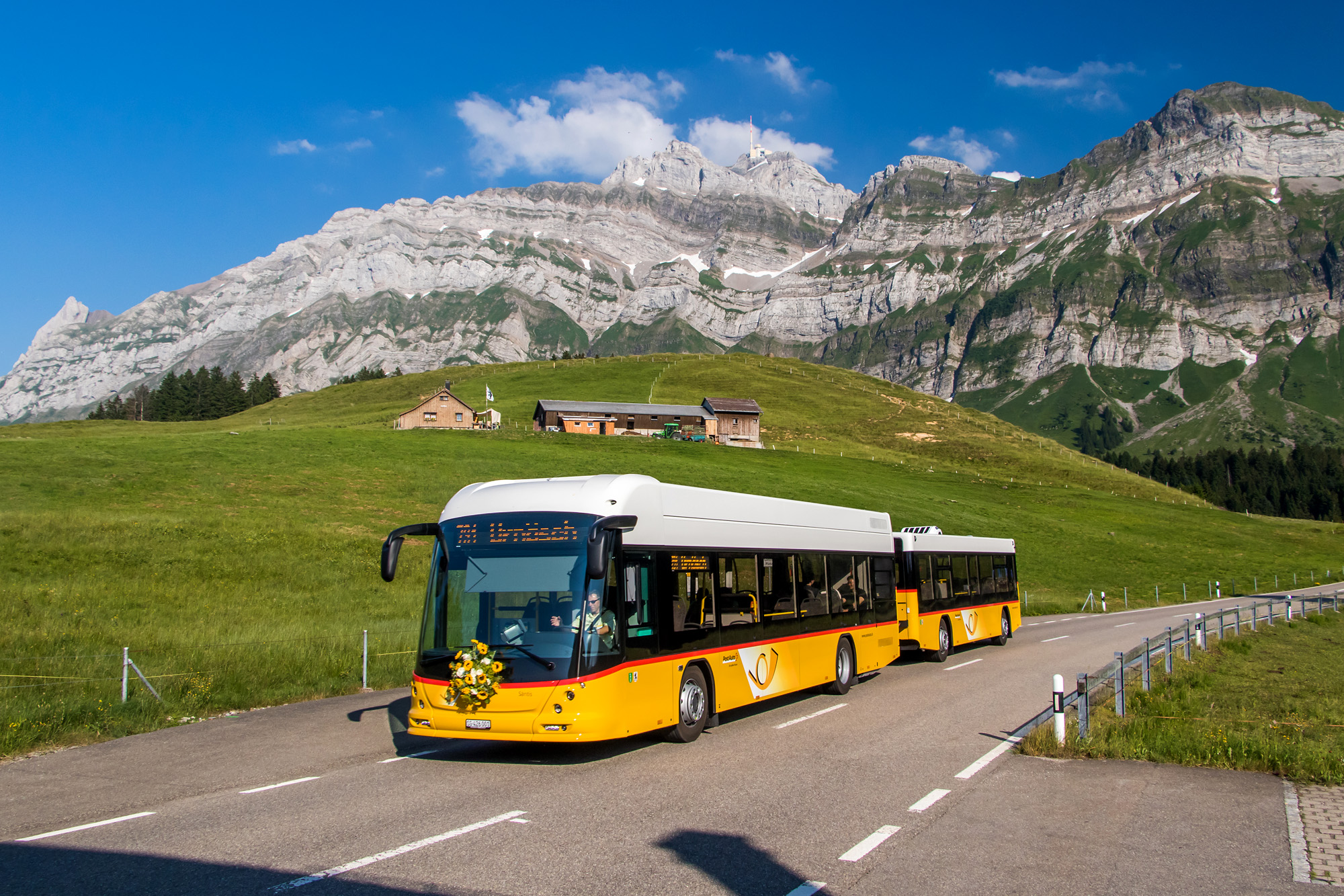 Die neue Attraktion der Ostschweiz: Der Hess Bus-Zug auf Talfahrt vor dem eindrücklichen Alpstein!