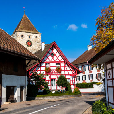 An Kaiserstuhls Eingang heisst einem die bäuerliche Vorstadt willkommen - im Hintergrund lugt der Obere Turm aus dem 12./13. Jahrhundert hervor