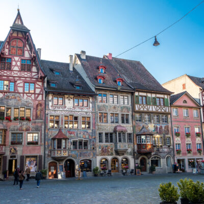 Der Rathausplatz von Stein am Rhein - welch farbenfrohes Ensemble! Das Haus "Vordere Krone" ganz links stammt aus dem 14. Jahrhundert, der Rote Ochsen daneben datiert aus dem Jahr 1446 und ist damit die älteste Taverne der Stadt
