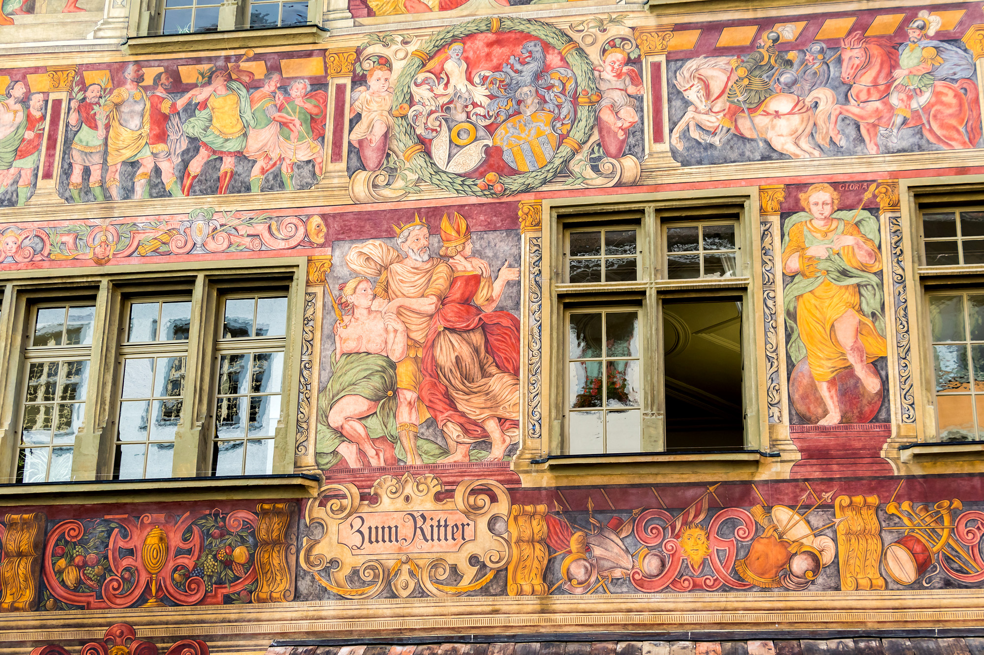Fantastische Fassadenmalereien am Bürgerhaus "Zum Ritter". Das Haus wurde 1492 erbaut; die Verzierungen, welche als die bedeutendsten Renaissancefresken nördlich der Alpen gelten, wurden um das Jahr 1570 angebracht.