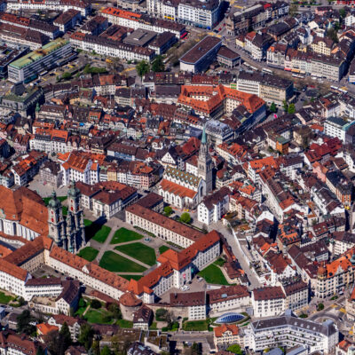 Das Pilotenleben bringt einige Vorteile; so kann ich euch St. Gallen auch noch aus der Vogelperspektive zeigen, wodurch man die historische Stadtanlage sehr gut erkennen kann. 